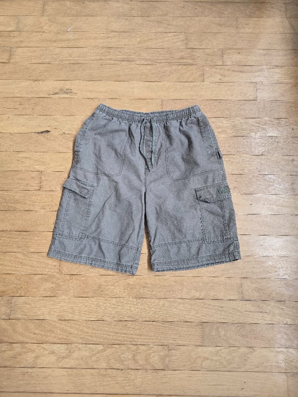 vintage Y2K | olive green baggy skater cargo shorts | MENS M